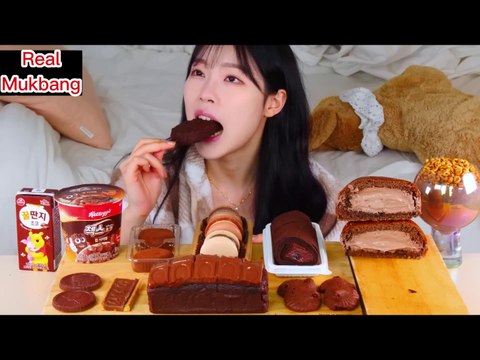 ASMR MUKBANG Chocolate Dessert at Convenience store (Ice Cream, Cream bread, Mochi roll, Macaroon).