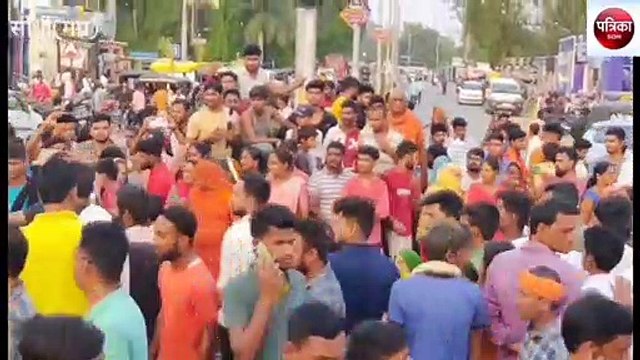 sidhi: The dead body of the young man was kept on the road