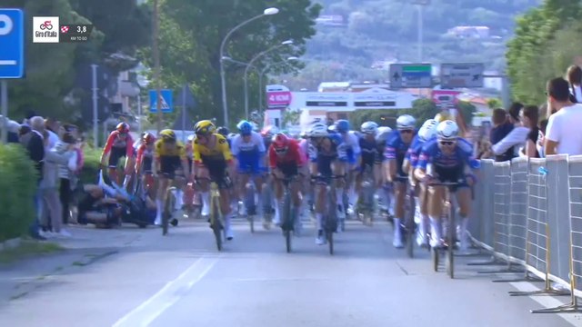 Tour d'Italie 2023 - Chute à 3,7 km de l'arrivée... Jonathan Milan gagne la 2e étape, Remco Evenepoel garde le Rose !