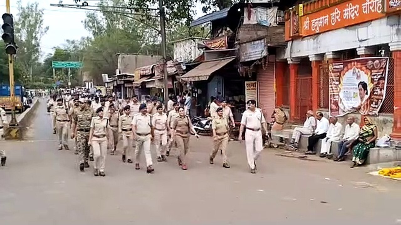 जवानों के हाथों में डंडे-बंदूक, बाजार में निकला अधिकारियों का कफिला