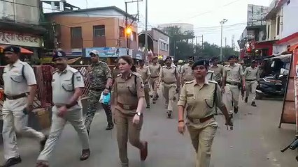 जवानों के हाथों में डंडे-बंदूक, बाजार में निकला अधिकारियों का कफिला