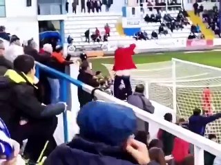 Ce supporter essaie de déconcentrer un joueur qui tire un penalty ! Et ça marche bien