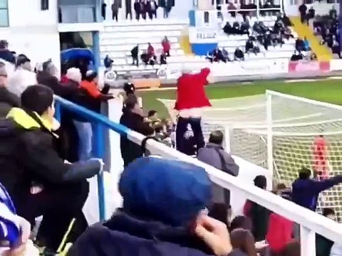 Ce supporter essaie de déconcentrer un joueur qui tire un penalty ! Et ça marche bien