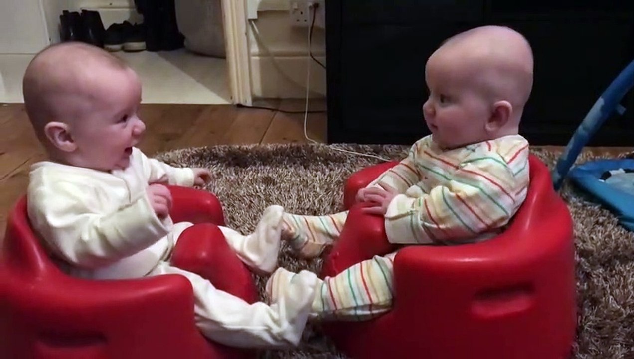 2 bébés en pleine discussion... adorable