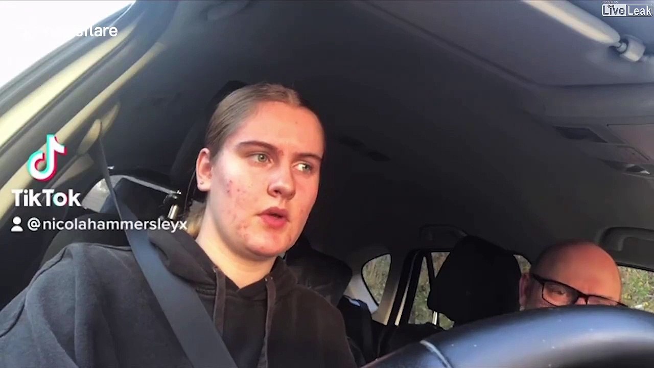 Quand ton papa perd patience en te donnant un cours de conduite