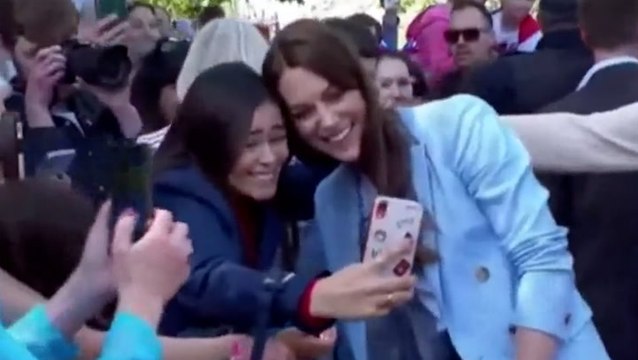 Watch: Security guard intervenes when royal fan grabs Kate’s hair