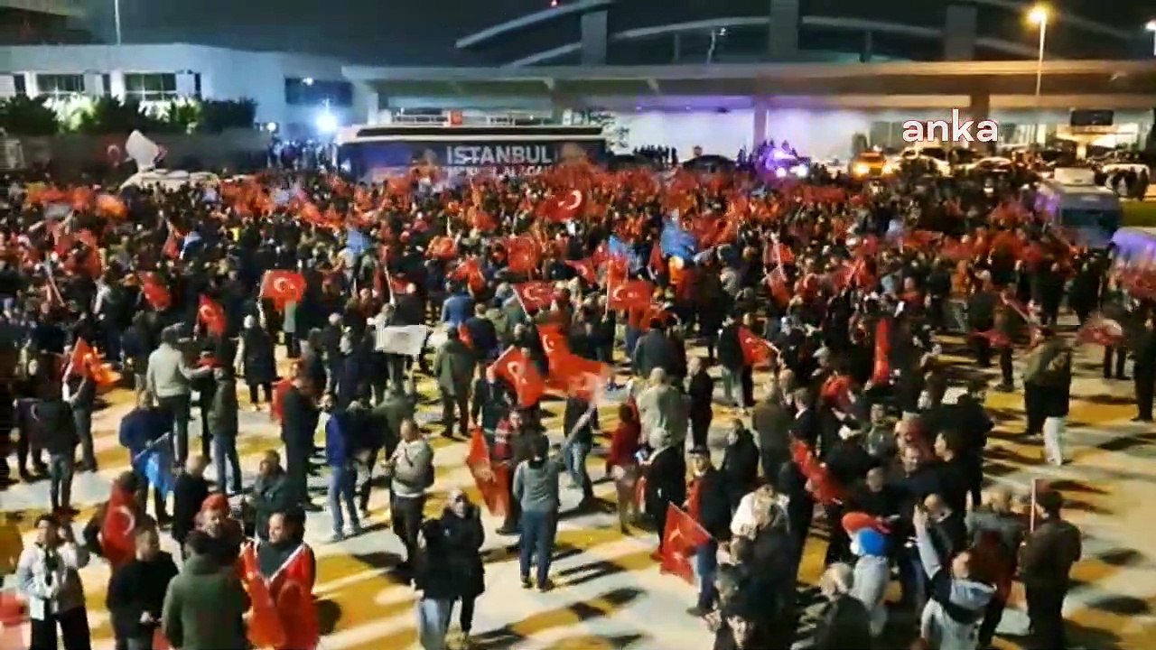 Sabiha Gökçen Havalimanı'nda "Hak, Hukuk, adalet" sloganları atılıyor