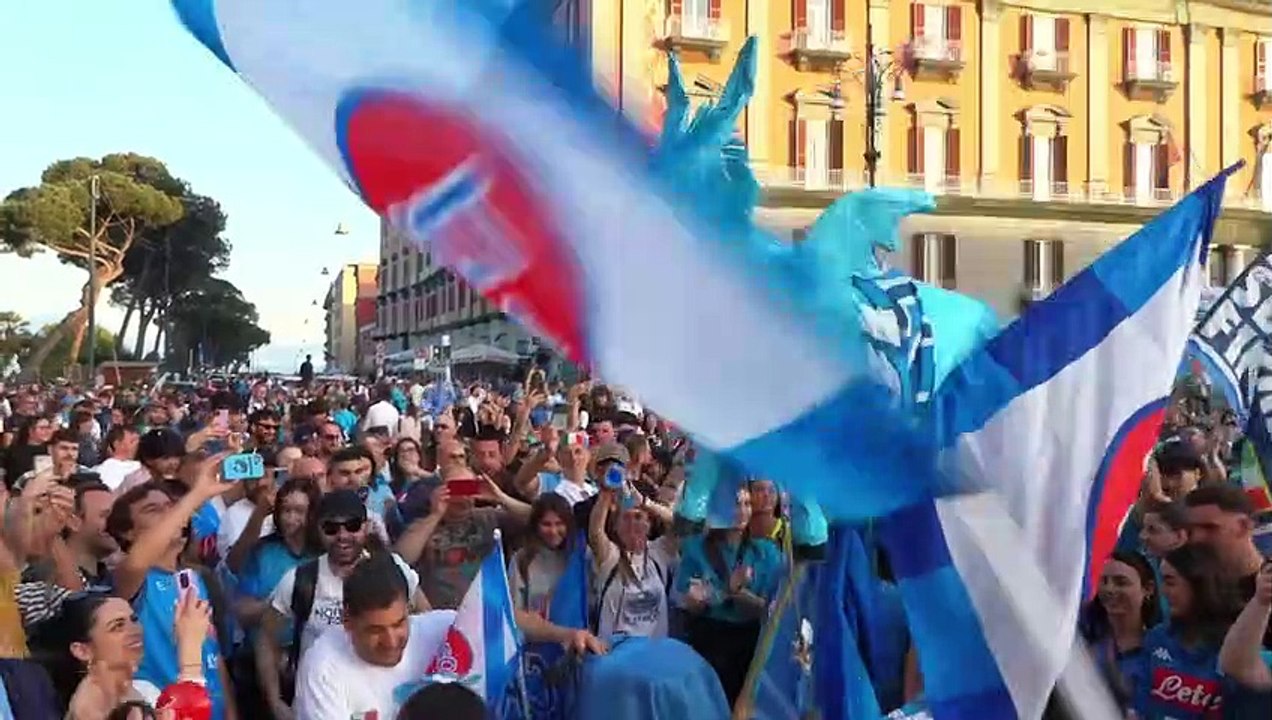 Scudetto Napoli, spunta l'asinello che vola in piazza del Plebiscito