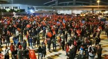 İstanbullular İmamoğlu'nu karşılamak için Sabiha Gökçen Havalimanı'na akın etti