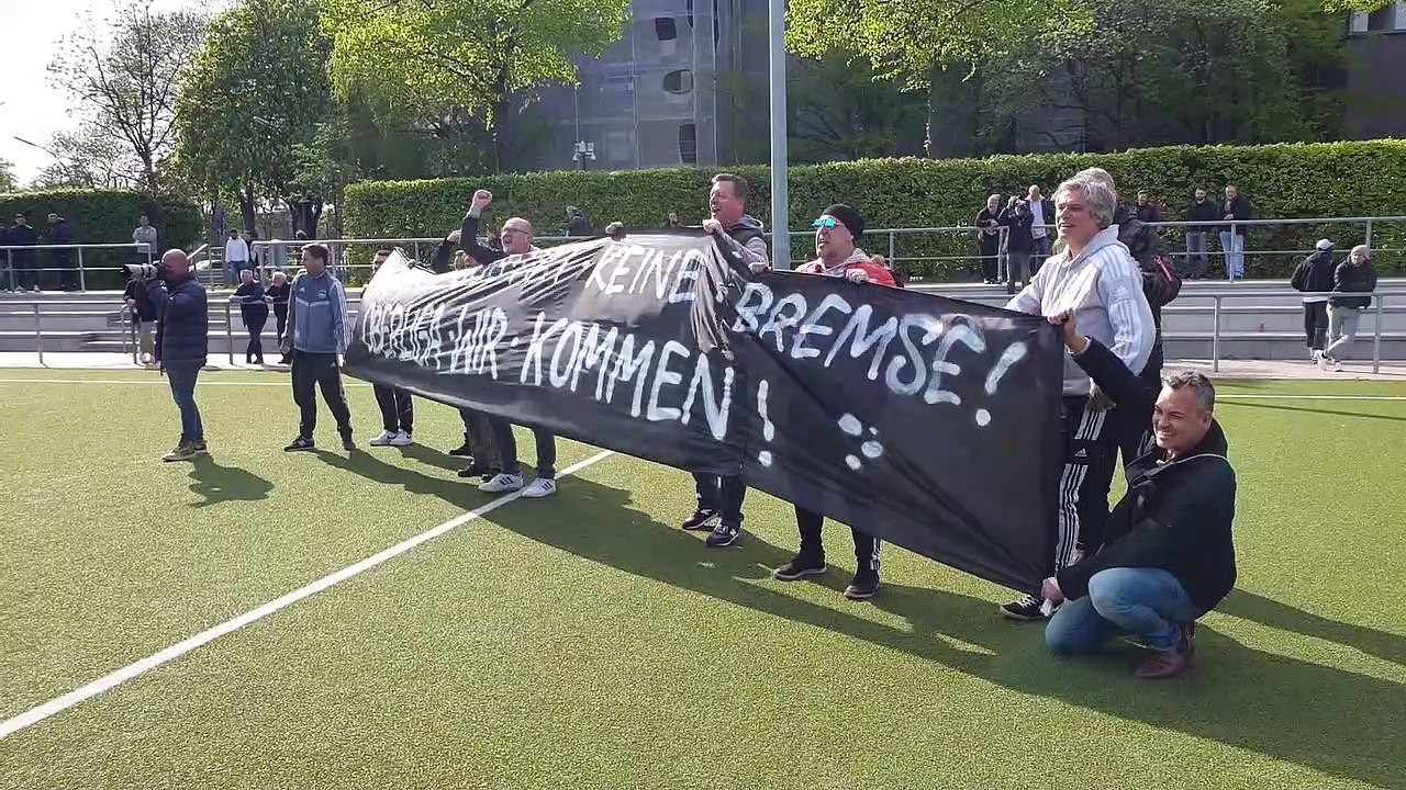Die Mannschaft des ETSV Hamburg jubelt mit den Anhängern!