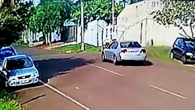 Câmera mostra acidente que deixou dois feridos no Bairro Floresta