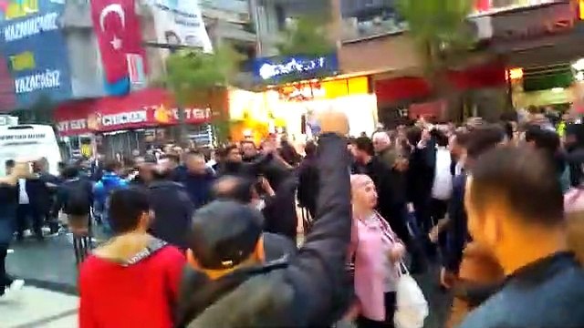 İstanbul Büyükşehir Belediye Başkanı Ekrem İmamoğlu, İstanbul’a döndü ve havalimanında toplanan kalabalığa Erzurum’da yaşananları anlattı. İmamoğlu, “Havalimanına geçtim. Giderken bize topu topu bir trafik polisi eşlik etti. Emniyet müdürü nasıl bir talim