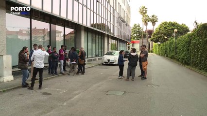 Desalojados de prédio que ruiu no Porto continuam sem uma solução permanente