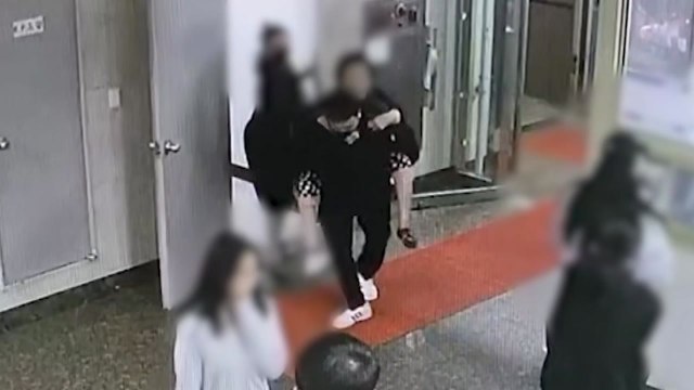 [뉴스라이더] 80대 할머니 업고 13층→1층 대피시킨 경찰관 / YTN