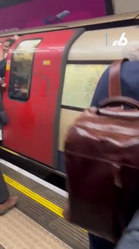 Scènes de panique dans le métro de Londres : Regardez les images effrayantes des passagers qui s'enfuient en cassant les vitres après une alerte incendie