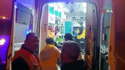 Otomobil, otoyolda makaslayan tıra ok gibi saplandı: 4 yaralı