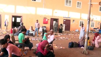 شاهد: معبر أشكيت الحدودي مع مصر.. ملاذ المئات من الهاربين من المواجهات في السودان