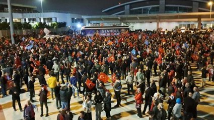 Descargar video: Kaftancıoğlu'nun çağrısının ardından Sabiha Gökçen Havalimanı miting alanına döndü! Kalabalık hep bir ağızdan aynı sloganı attı