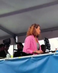 Nagehan Alçı kendisine seslenen vatandaşa önce el salladı sonra da suratı düştü: Rasim’in videolarını gördün mü?