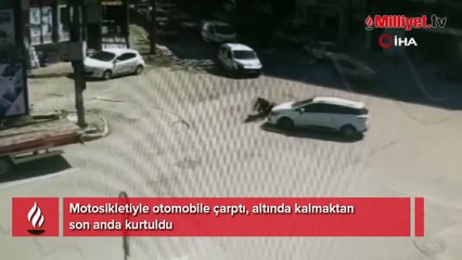 Motosikletiyle otomobile böyle çarptı, altında kalmaktan son anda kurtuldu