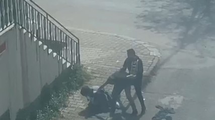 Descargar video: Tuzla'da boşanma aşamasındaki eşini zorla eve götürmek istedi