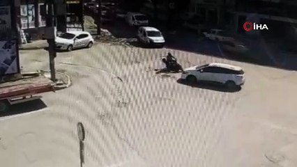 Motosikletiyle otomobile böyle çarptı, altında kalmaktan son anda kurtuldu