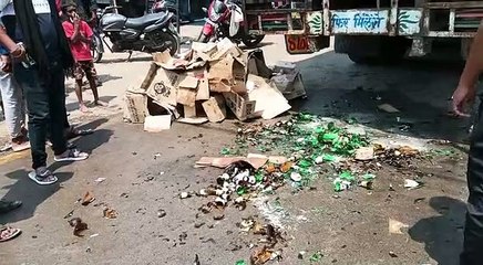 ब्रेकर पर ट्रक से बीयर की पेटियां गिरीं, लूटने के लिए मची होड़