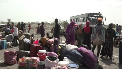 السودانيون يستخدمون وسيلة بدائية للفرار من جحيم الحرب.. ما هي؟