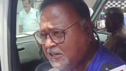 কলকাতা: আদালতে ঢোকার মুখে আবৃত্তি করলেন পার্থ!