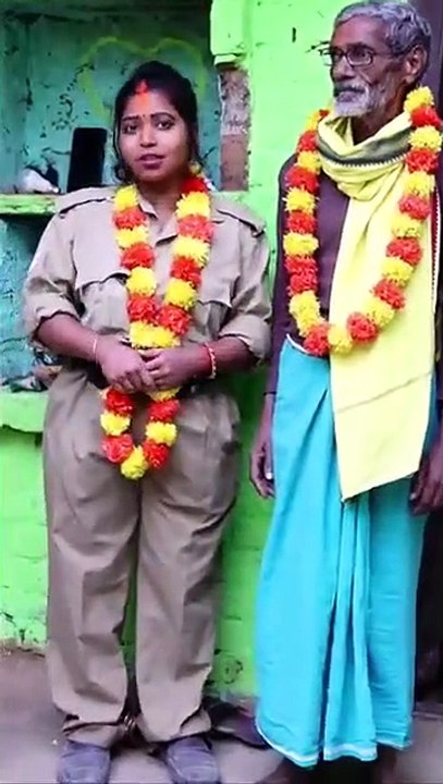 ये कोई मुस्लिम नही है न कोई अब्दुल है...... 70 साल के बुड्ढे से ये वर्दी वाली ने सादी रचाई है... इसपर क्या कहना चाहते हो आप......??? मेरे पास तो कोई शब्द नहीं।  मुबारकबाद तो बनता है.......  शेयर जरूर करना ताकि बेशर्म और बेहयाई को थोड़ा शर्म और हया तो आए..