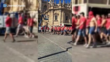 Desfile proetarra de aficionados del Osasuna junto a la catedral de Sevilla