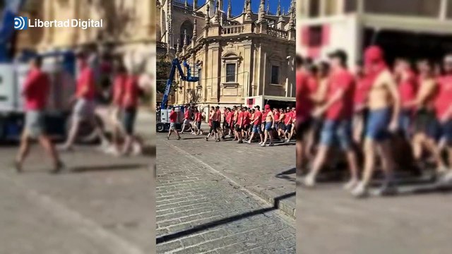 Desfile proetarra de aficionados del Osasuna junto a la catedral de Sevilla