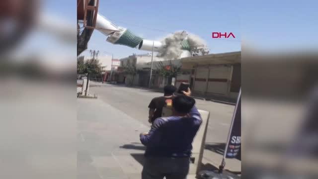 DEPREMDE HASAR GÖREN MİNARE KONTROLLÜ OLARAK YIKILDI
