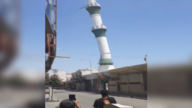 Depremde hasar gören minare kontrollü olarak yıkıldı