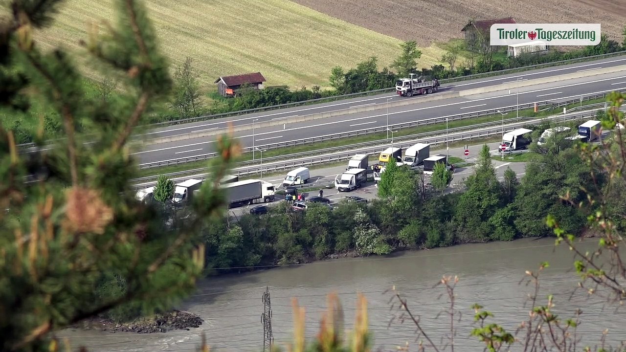 Leiche mit Stichverletzungen auf  Autobahnparkplatz