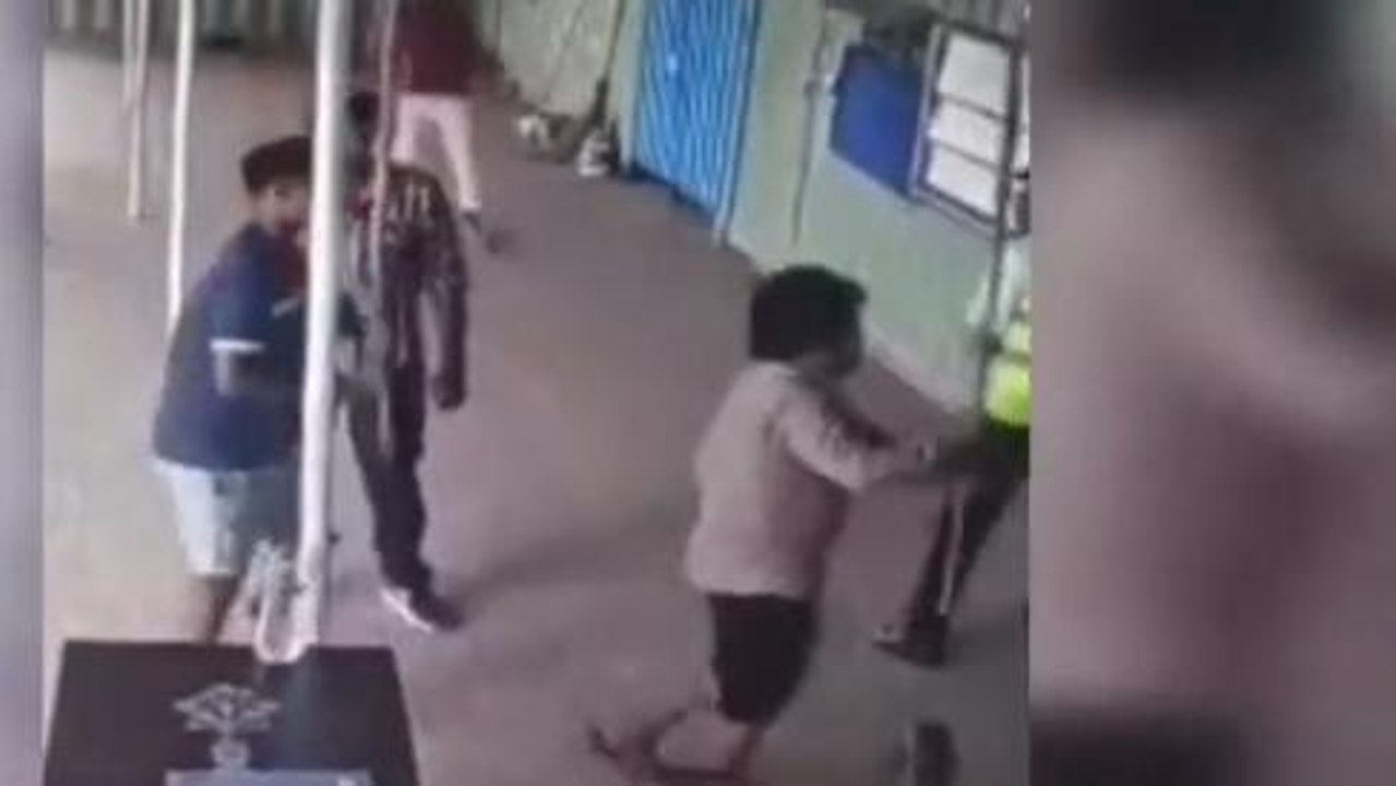 बुलंदशहर: टोल प्लाज़ा पर दबंगों ने कर्मी को लाठी डंडों से पीटा, वीडियो वायरल