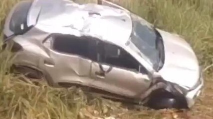 मथुरा: डिवाडर तोड़कर सर्विस रोड पर गिरी तेज रफ़्तार कार