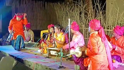 प्रस्तुति देते बुंदेली कलाकार