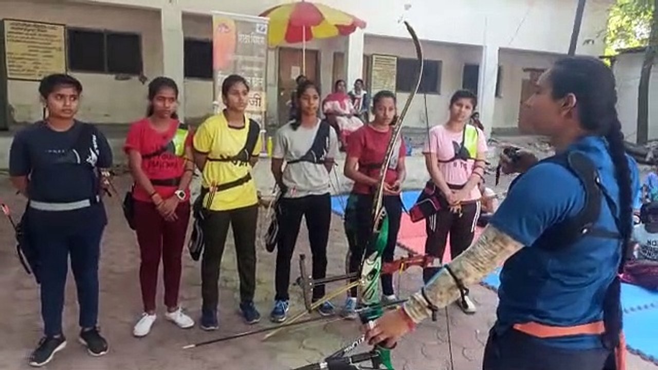 अंतर्राष्ट्रीय स्तर के धनुष- तीर पर बच्चे सीख र...