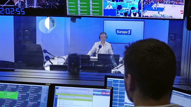 Emmanuel Macron commémore le 8-Mai sur des Champs-Elysées quasi vides