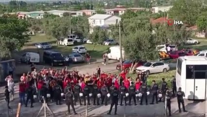 Göztepe taraftarı, takımını kaldırımdan destekledi