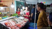 Jokowi Jalan Kaki 'Gerebek' Kuliner di Labuan Bajo