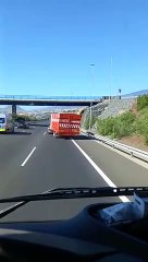 Camión a punto de provocar un accidente en la TF-1