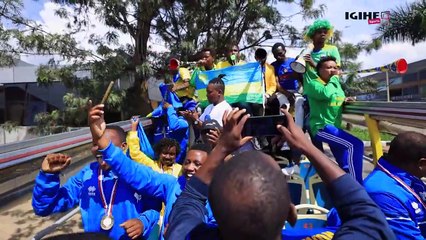 Bakiriwe nk'abamikazi! Abangavu batwaye igikombe cyo mu Karere muri Handball bazengurukijwe  Kigali