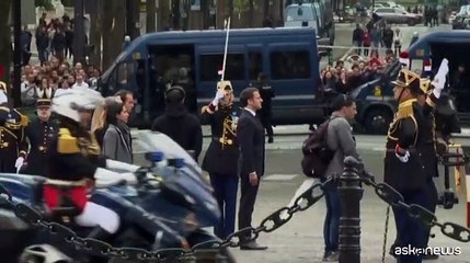 Macron sugli Champs Elysees quasi vuoti per celebrare l'8 maggio