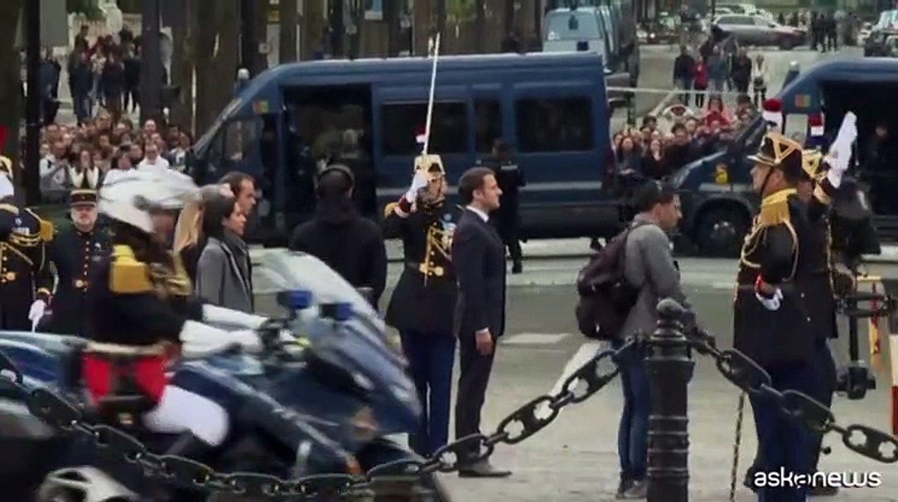Macron sugli Champs Elysees quasi vuoti per celebrare l'8 maggio
