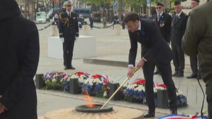 Macron sugli Champs Elysees quasi vuoti per celebrare l'8 maggio