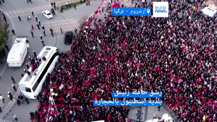 رشق حافلة رئيس بلدية اسطنبول بالحجارة أثناء الحملة الانتخابية