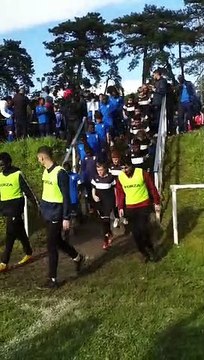 Descente des escaliers pour la finale des U 10 entre CHAMPIONNET SPORTS et SFC95