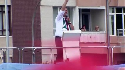 Çekirdek çitleyip İmamoğlu'nu dinleyen teyzeler sosyal medyanın gündeminde